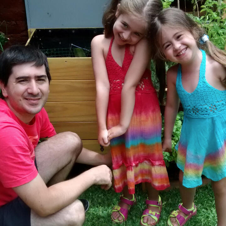 Foto de Fiorella con su compost en el patio interno